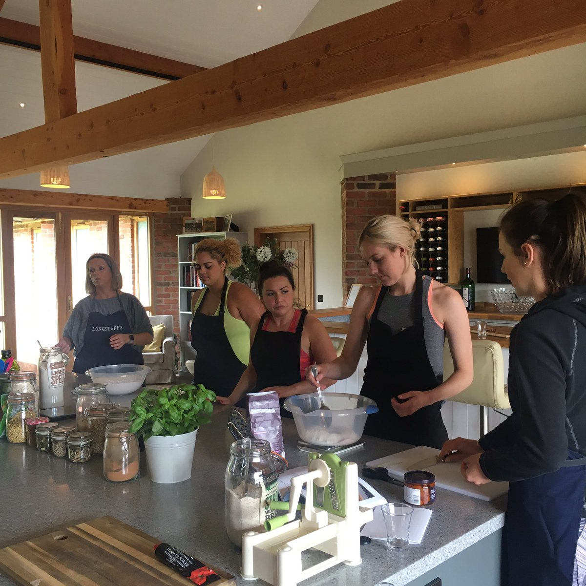 RowenaLeePR's tweet photo. Making bread @HollymoorChef with @KatyJourno @laurabartlett0 https://t.co/xVTyWyVtNk