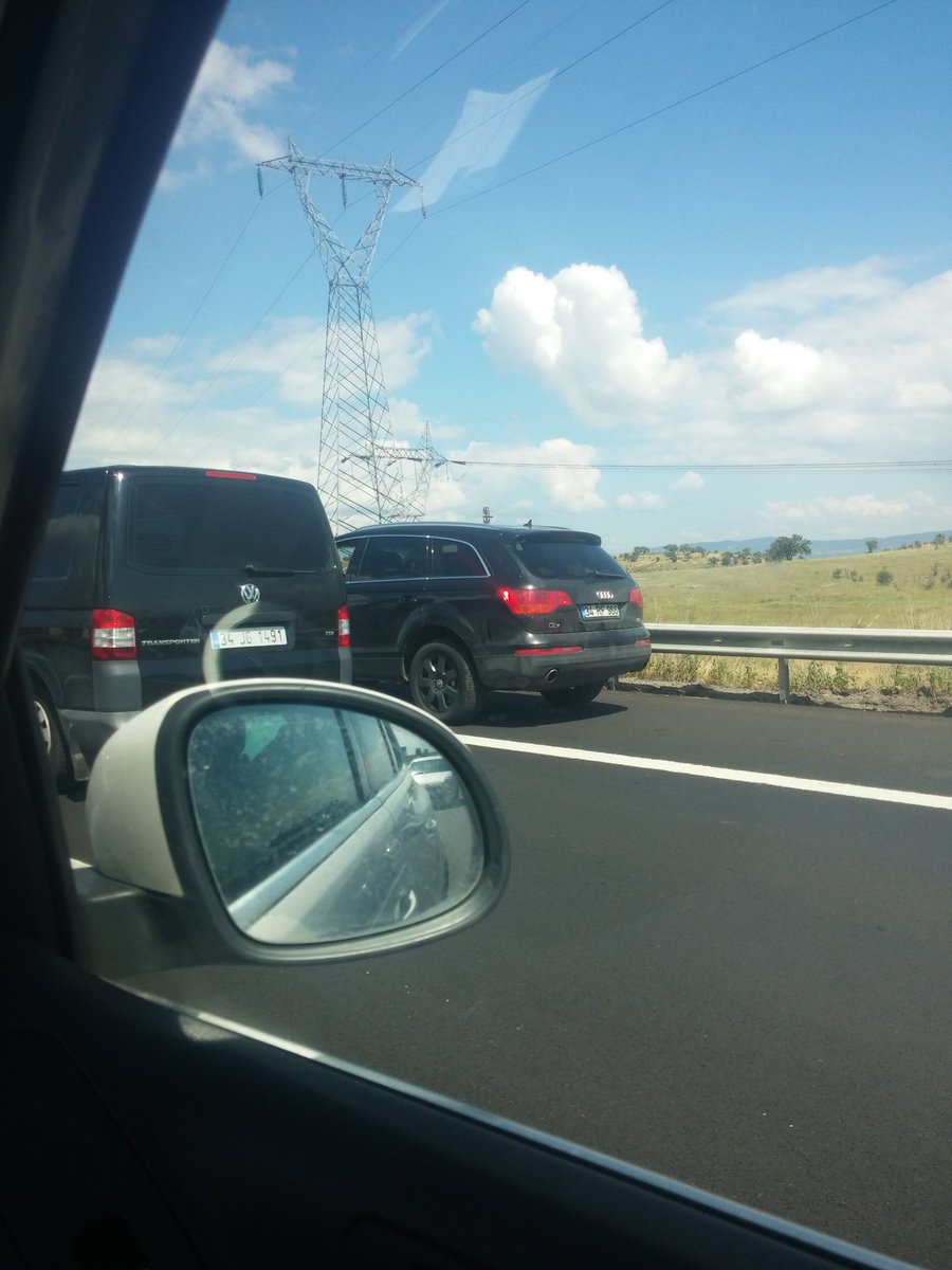 sevdakykc's tweet photo. Trafik yoğun olunca emniyet şeridi otomatikman normal şeride dönüşüyor da bizim mi haberimiz yok? https://t.co/wPQvd5yEou
