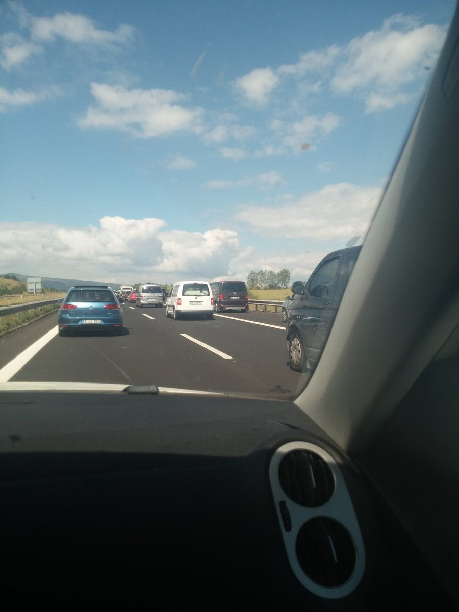 sevdakykc's tweet photo. Trafik yoğun olunca emniyet şeridi otomatikman normal şeride dönüşüyor da bizim mi haberimiz yok? https://t.co/wPQvd5yEou
