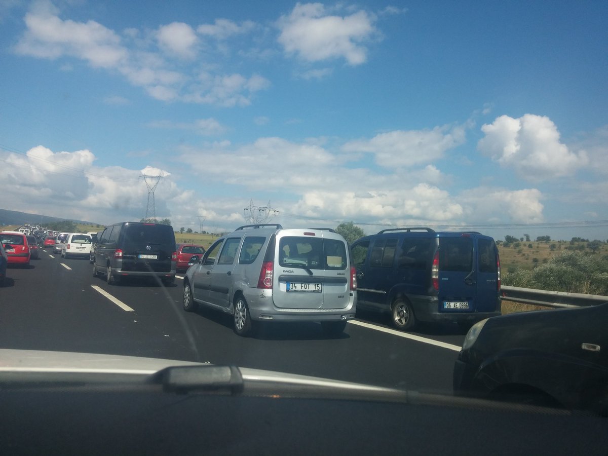 sevdakykc's tweet photo. Trafik yoğun olunca emniyet şeridi otomatikman normal şeride dönüşüyor da bizim mi haberimiz yok? https://t.co/wPQvd5yEou