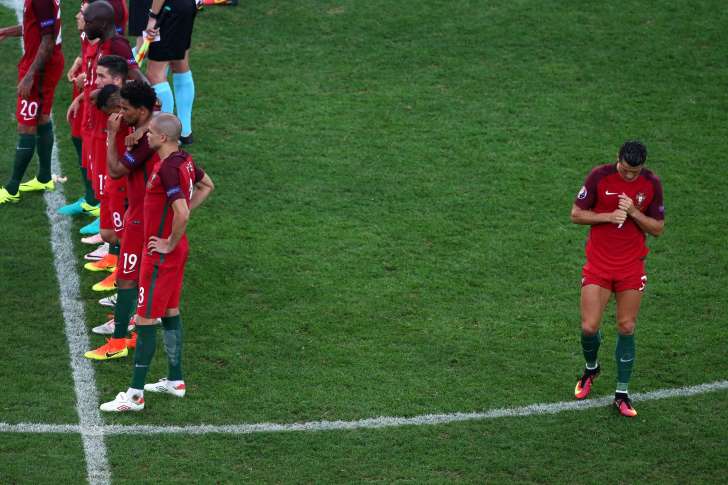 CanalTuga's tweet photo. TV espanhola capta ‘pilha de nervos’ de Cristiano Ronaldo...https://t.co/f5U25EqpoY https://t.co/T0LEeierEW