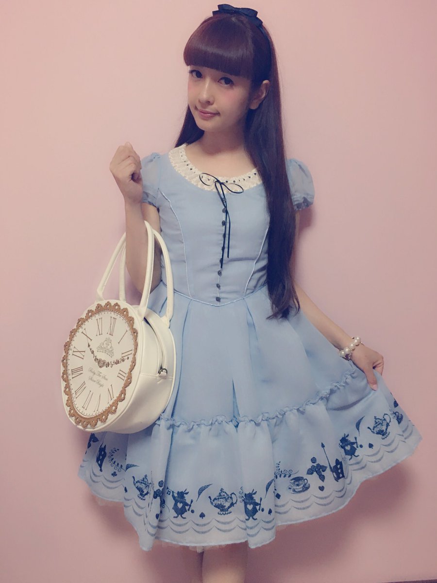 Aoki Misako シークレットハニーさんのワンピースとベイビーさんのバッグとも相性バッチリ アリス インワンダーランド早く見に行きたい美沙子のアリスコーデ