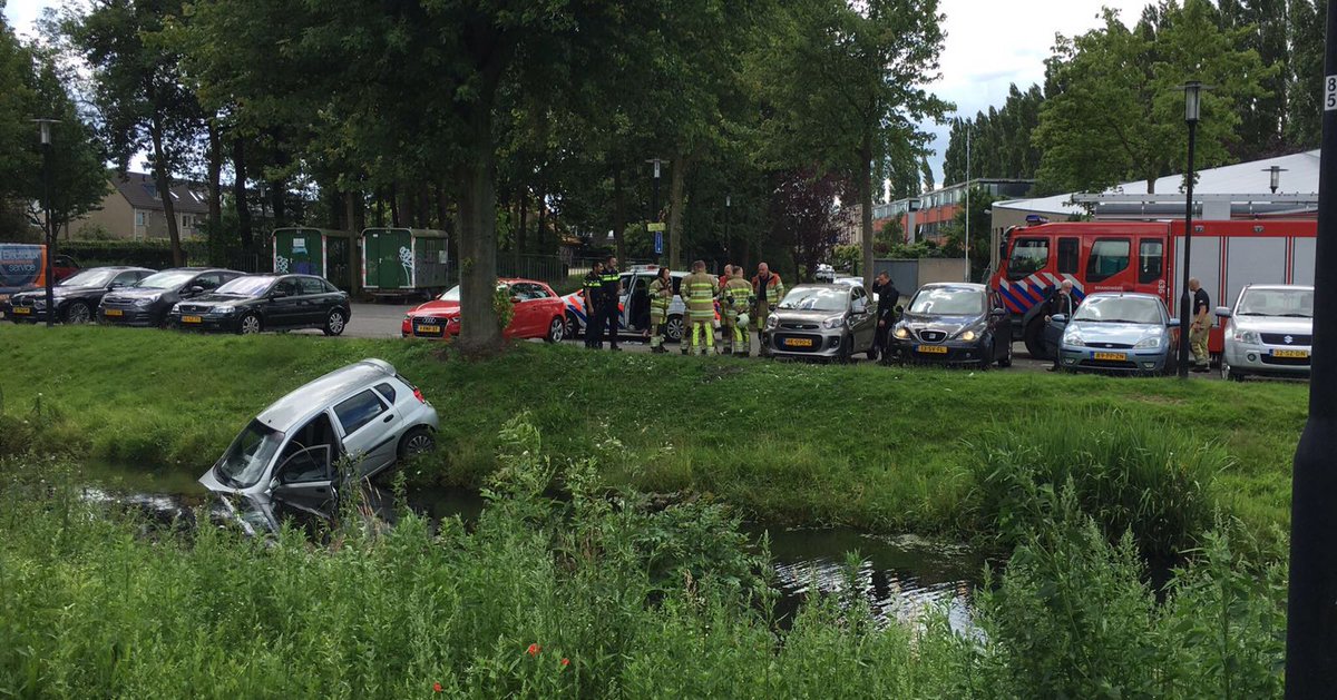 Auto raakt deels ter water nabij winkelcentrum Emiclaer amersfoort.nieuws.nl/112/9380/auto-…