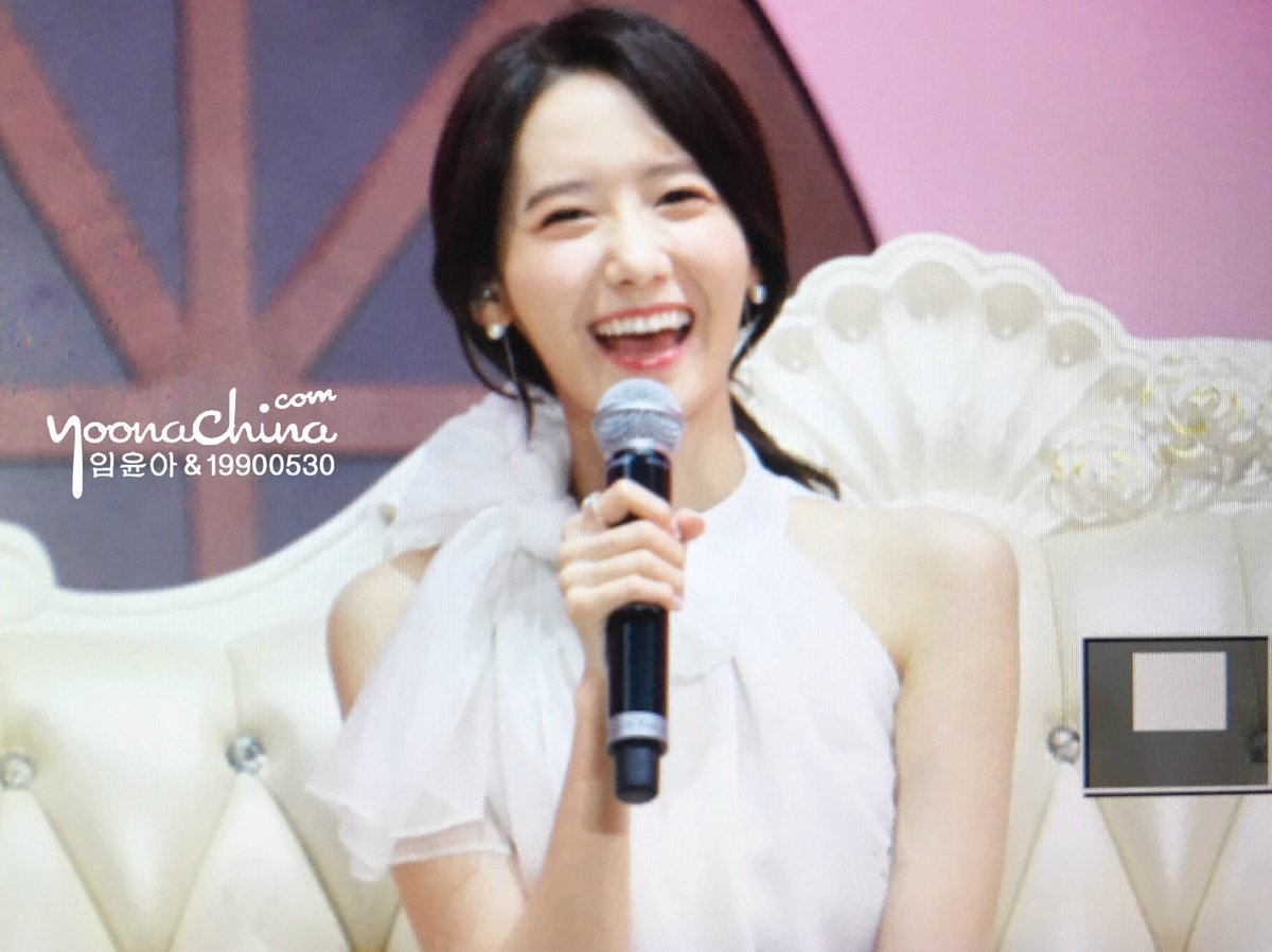 [PIC][01-07-2016]YoonA khởi hành đi Quảng Châu - Trung Quốc để tham dự "2016 YoonA 1st Fanmeet - BLOSSOM in Guangzhou" vào chiều nay CmXKsqSUMAAGADl