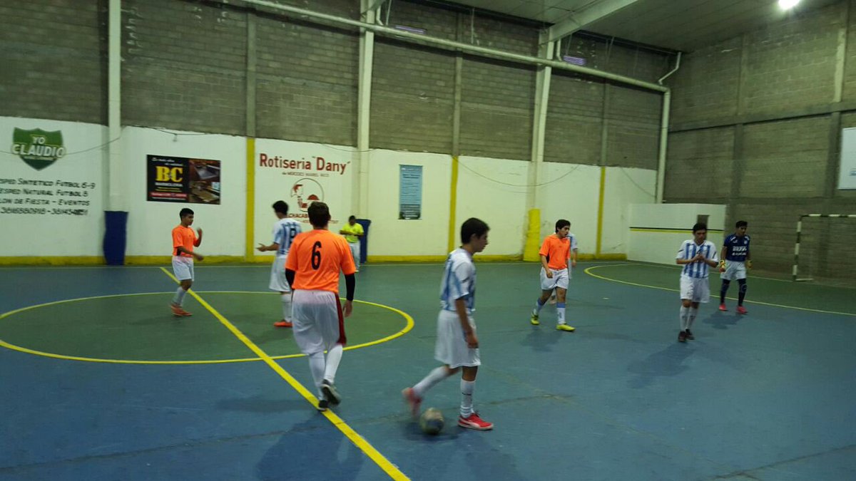 PUCAT15's tweet photo. #Futsal: [Juveniles] | Esto no da para más dice el árbitro y aquí gano #AtleticoBlanco por 3 a 1 a #Seoc.. https://t.co/V0suKunPD2
