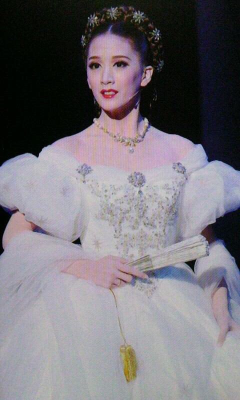 No.1 まずは、やっぱり王道のエリザベート鏡の間のドレス！ 公演ごとに