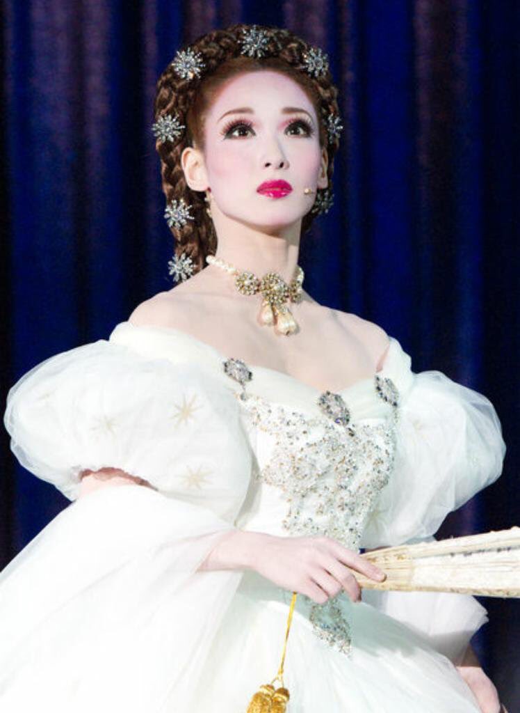 No.1 まずは、やっぱり王道のエリザベート鏡の間のドレス！ 公演ごとに