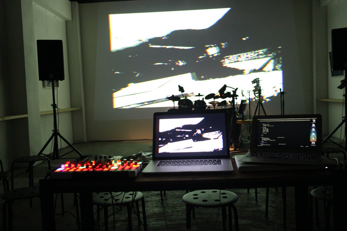 sascacci's tweet image. 明日の設営完。
ドラムと映像のライブ＠京都 trace
takashi-mori.com/web/0703

#webaudio #webmidi #webgl #threejs #webmusic