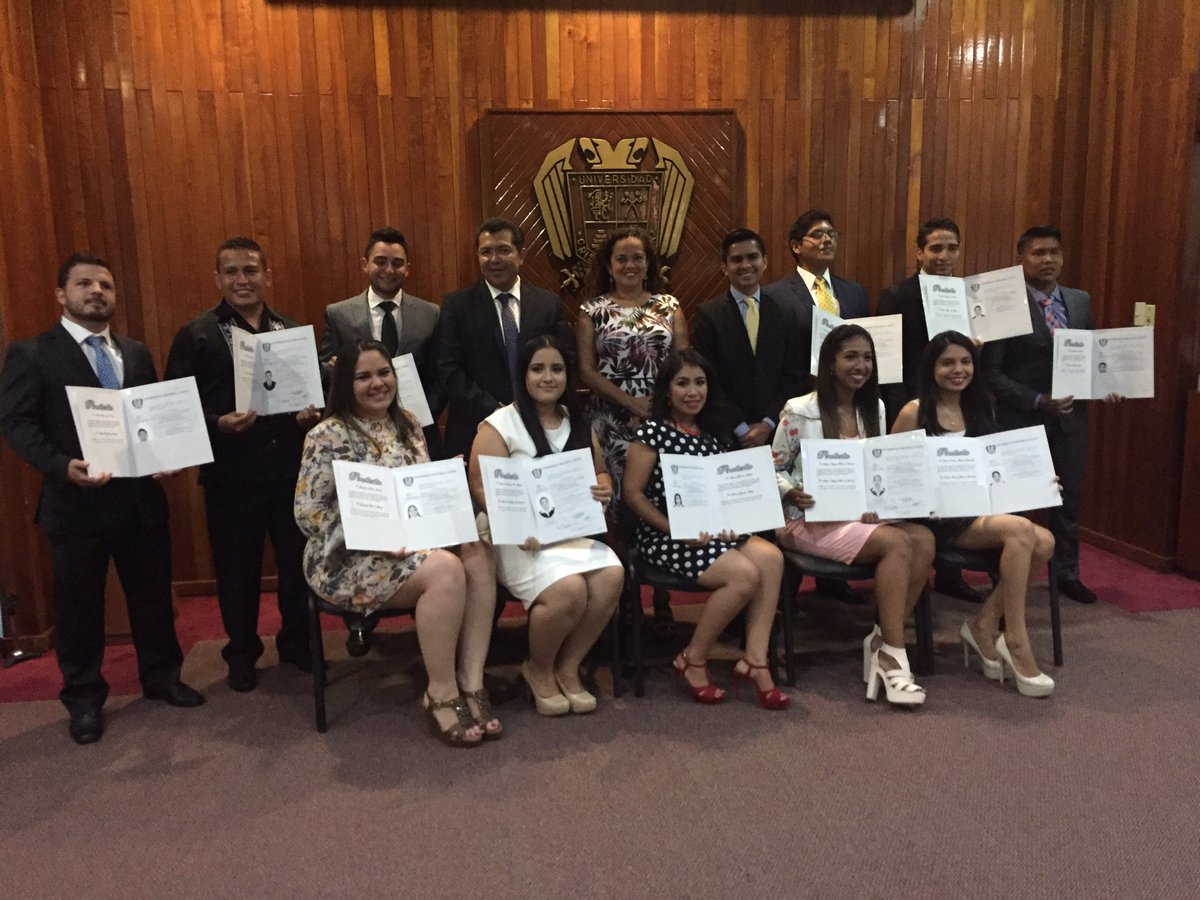 Una calurosa felicitación a los nuevos abogados, que hicieron la toma de protesta protocolaria. <a href="/ucristobalcolon/">Universidad Cristóbal Colón</a>