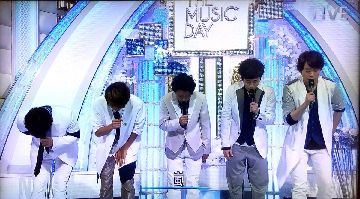 arashi76650440's tweet photo. もう嵐恒例だなこのおじぎ https://t.co/ytdzowVP3N