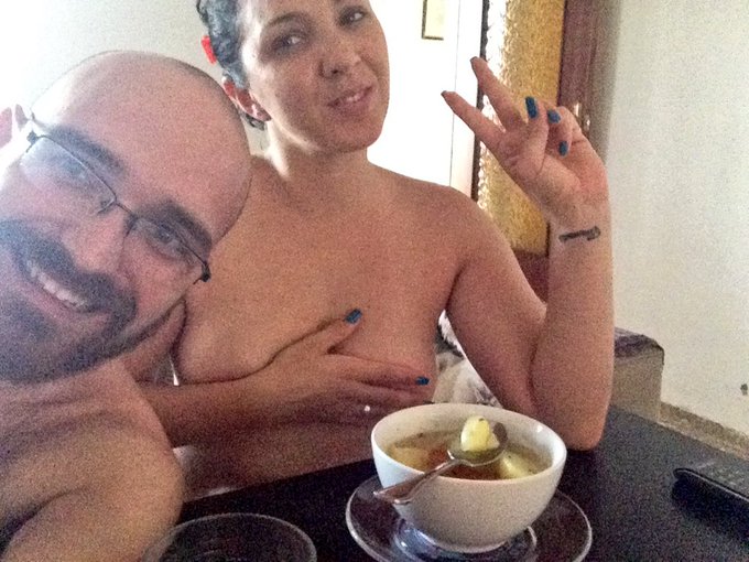 Despu&eacute;s de un rodaje intenso y productivo. Toca coger fuerzas para seguir. Amor al #porno @Pamelaasanchezz<a href="/tag/porno"class="tags"><span>#porno</span></a>