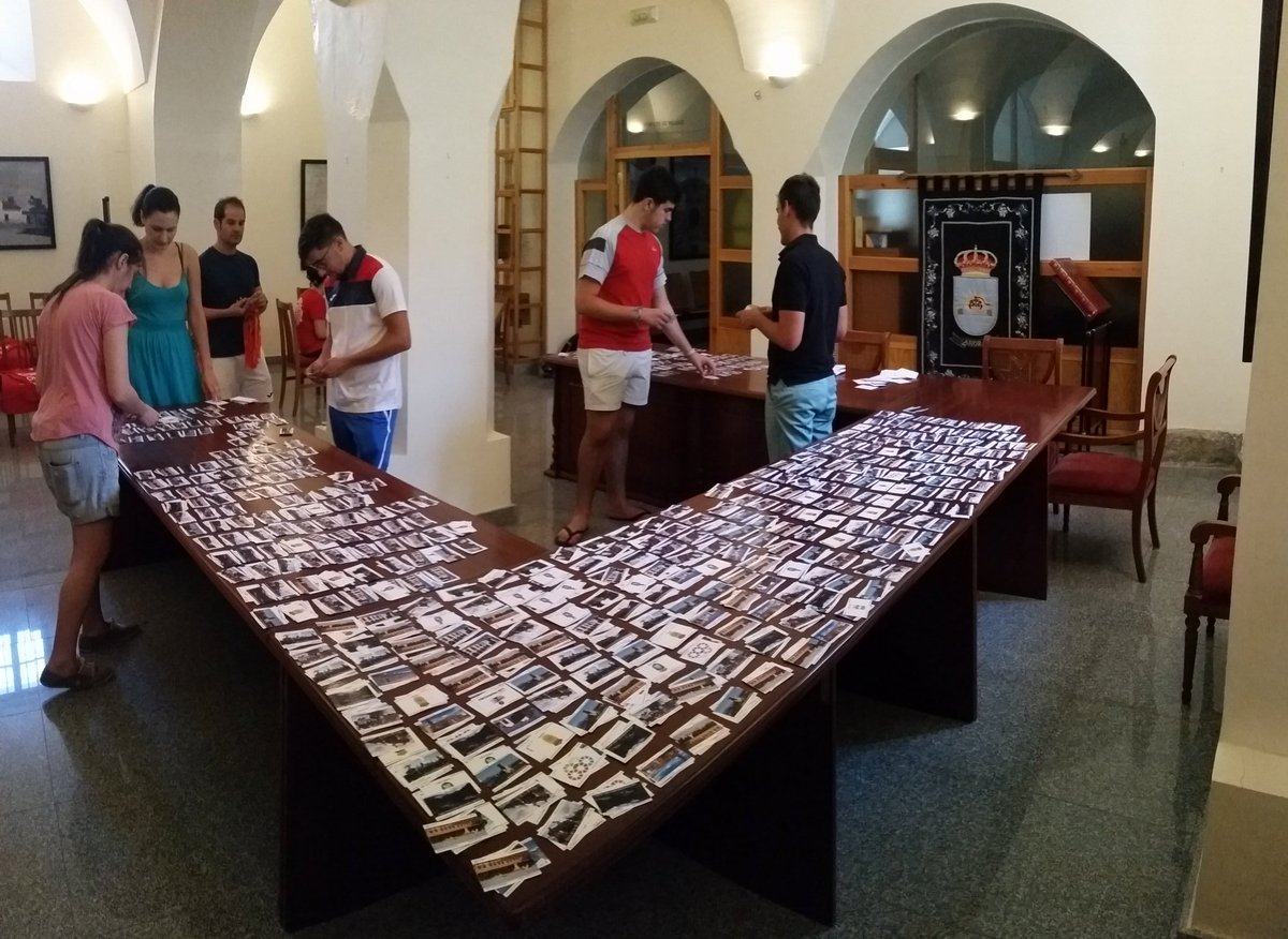 2592 #cromos en 432 sobres. Así los organizamos para las #OlimpiadasRurales2016 #organización #voluntarios 🔝🔝