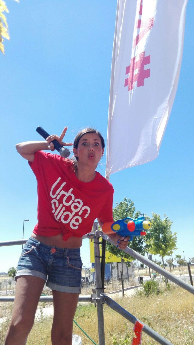 vodafoneyu's tweet photo. ¡Ha empezado la guerra de agua! Y por la tarde, fiesta de la espuma. 💃💃💦💦💦 #yuSlide https://t.co/XyvAzZnbcr