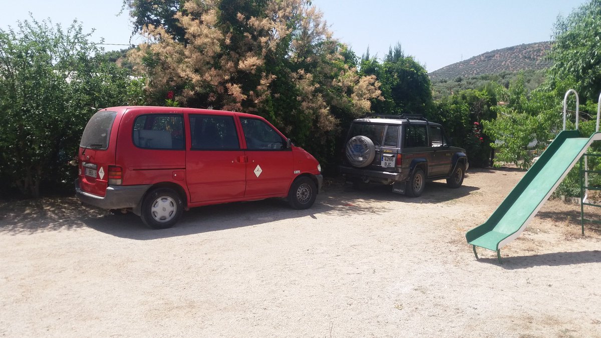 Losclaricos's tweet photo. La bala roja y el tanque ofrecen servicio de taxis para esta noche botellon Transportes @Losclaricos https://t.co/6dPsB1dEFg