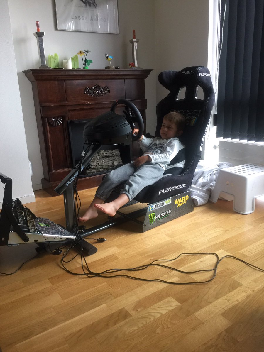 OlaLindestrom's tweet photo. Future Sim-racer #projectcarsgame #simracer #eSport #core #wardracing #thrustmaster #GTSport https://t.co/2fzr37yNZt