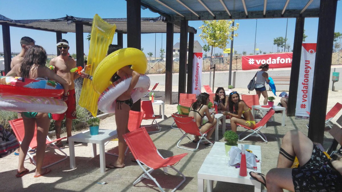 vodafoneyu's tweet photo. ¿Mucho calor en #yuSlide? ¡Recordad que los #yusers tenéis zona VIP con sombra!🙊 https://t.co/HxhWWT6UQj
