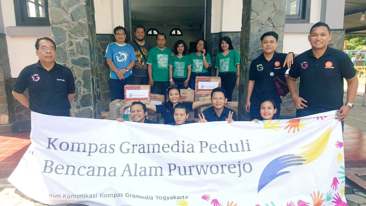 KompasGramedia's tweet photo. Kompas Gramedia Peduli Bencana Alam Banjir & Tanah Longsor bagi para korban di Purworejo, Jawa Tengah #CSRKG https://t.co/14l508iVek