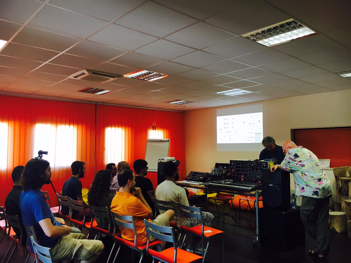 TrackZeroLab's tweet image. Il #GRPday a #TrackZero inizia con la storia dei #synth di Paolo Groppioni raccontata da Enrico Cosimi.