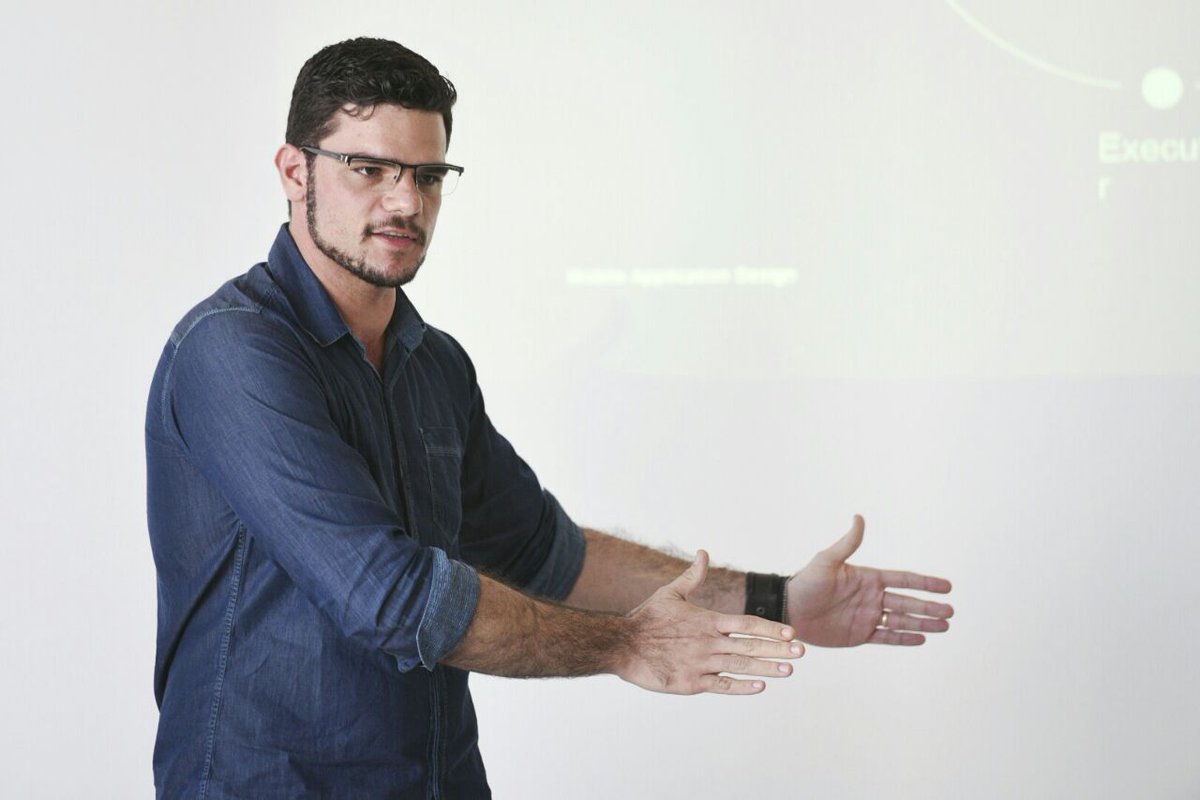 E_B_A_C's tweet photo. Lincoln Soares do curso Mobile App Design, explicando os novos softwares do curso que vão te preparar para o mercado https://t.co/kPjAOfwBsV