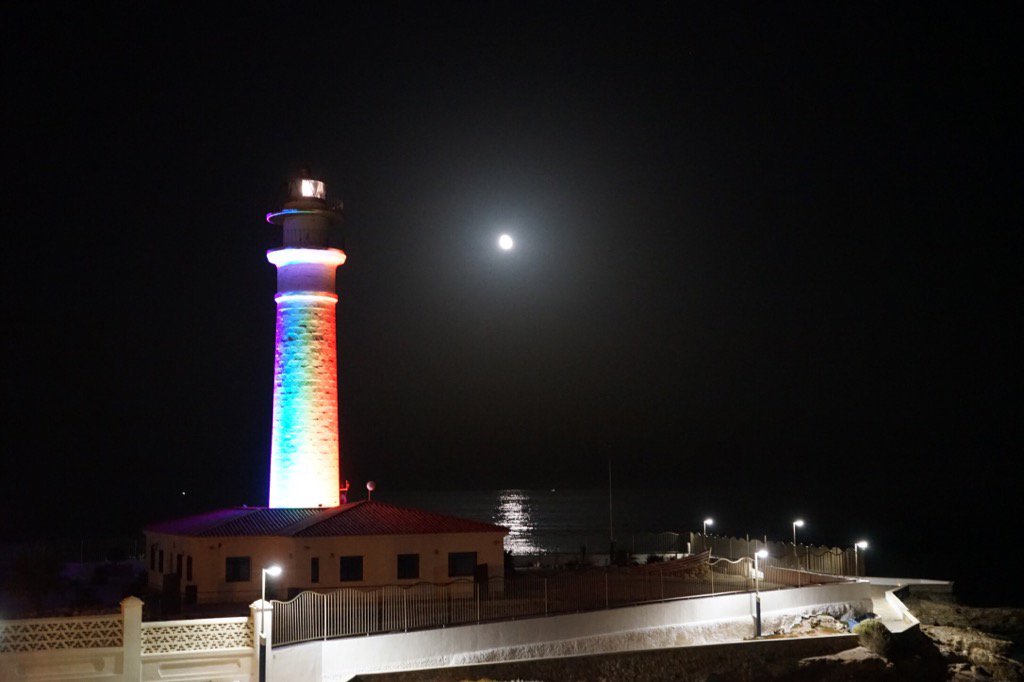 #Torrox ilumina su #faro con la bandera del arcoiris #OrgulloLGTB2016 <a href="/Ayto_Torrox/">Ayuntamiento Torrox</a> #Malaga #GobiernoPP <a href="/pptorrox/">PP Torrox 🇪🇸</a>