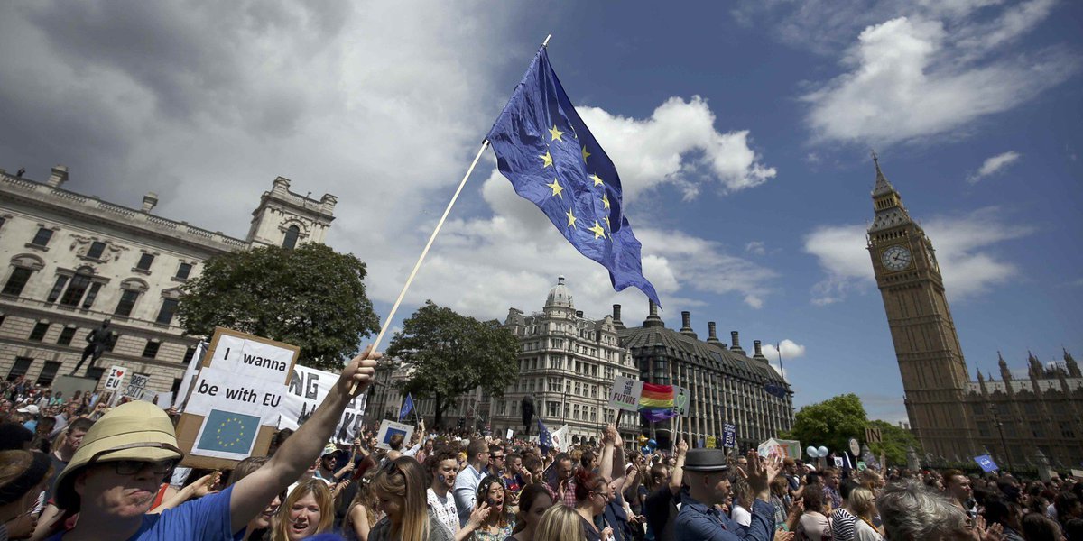 ElHuffPost's tweet photo. La bandera de la UE se resiste a abandonar Londres
 https://t.co/RG95e21zM2 https://t.co/ne88szJSCZ