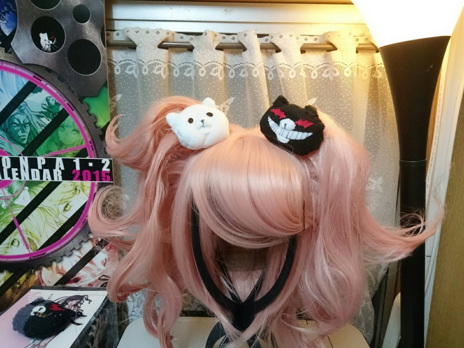 美兎 レイヤーのオススメ商品プレゼン大会 百均の水のりがとてもウィッグ固める のには 簡単でした 2枚目が加工前 3 4枚目は加工後 固めたいウィッグの毛束を多めに水のりで塗って ピンで挟んで置いておくのが おすすめ T Co