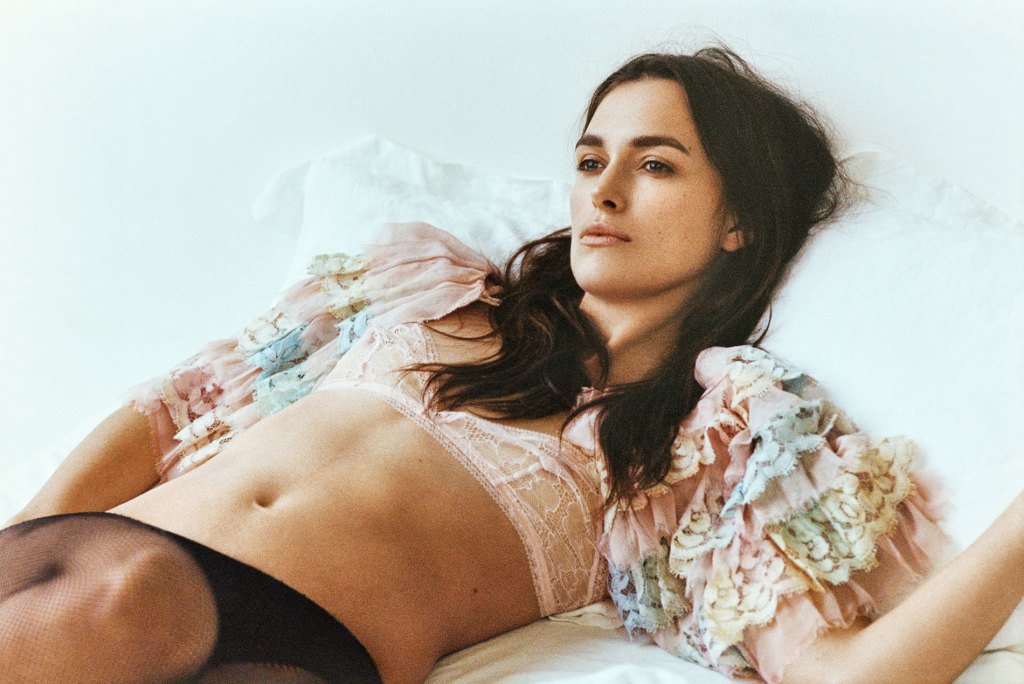 hostcelebcom's tweet photo. #FelizSabado con Keira Knightley enseñando pezón en Madame Figaro, Julio 2016 https://t.co/ypcftYtS5W https://t.co/MBHLGWFs1Y