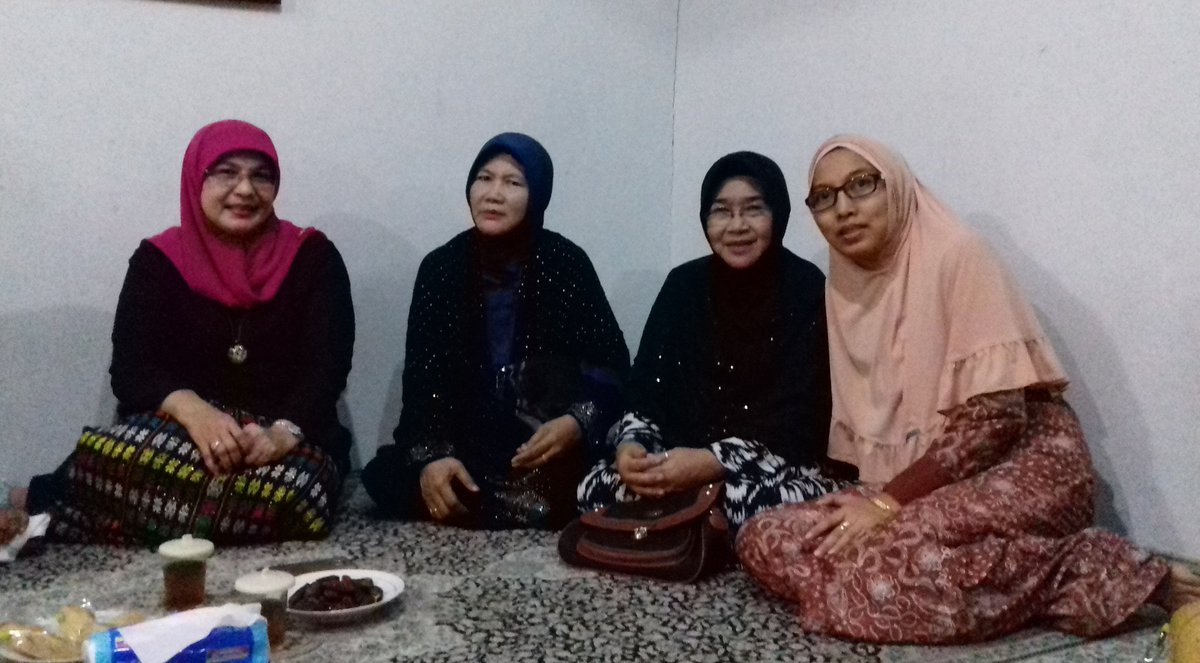 tsuroiya's tweet photo. Tahlil dalam rangka 3 hari meninggalnya Ibu Siti Fatma, dihadiri Mbah Kyai Maimoen dan Menag Pak @lukmansaifuddin. https://t.co/fLils7r5Uh