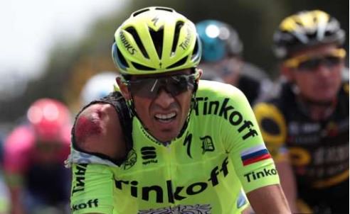 CycleRecycleUK's tweet photo. The first big crash of the race sees one of the race favorites Alberto Contador take a big tumble. #skinisoverrated https://t.co/E9JBBWg6gn