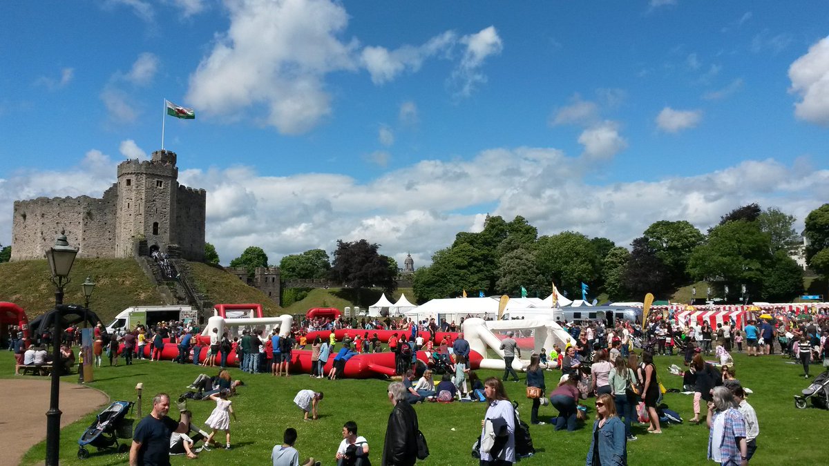Braf weld y ardal chwaraeon mor brysur! 
Nice to see the sports area so busy at the <a href="/Tafwyl/">Tafwyl</a>