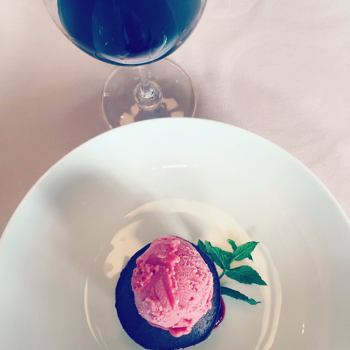 _LeBouchon's tweet photo. Samedi épicurien entre @Ch_Pedesclaux et @Lilian_Ladouys, 2 superbes propriétés de #Pauillac et #SaintEstephe 🍷❤️ https://t.co/o2olJlLUl9