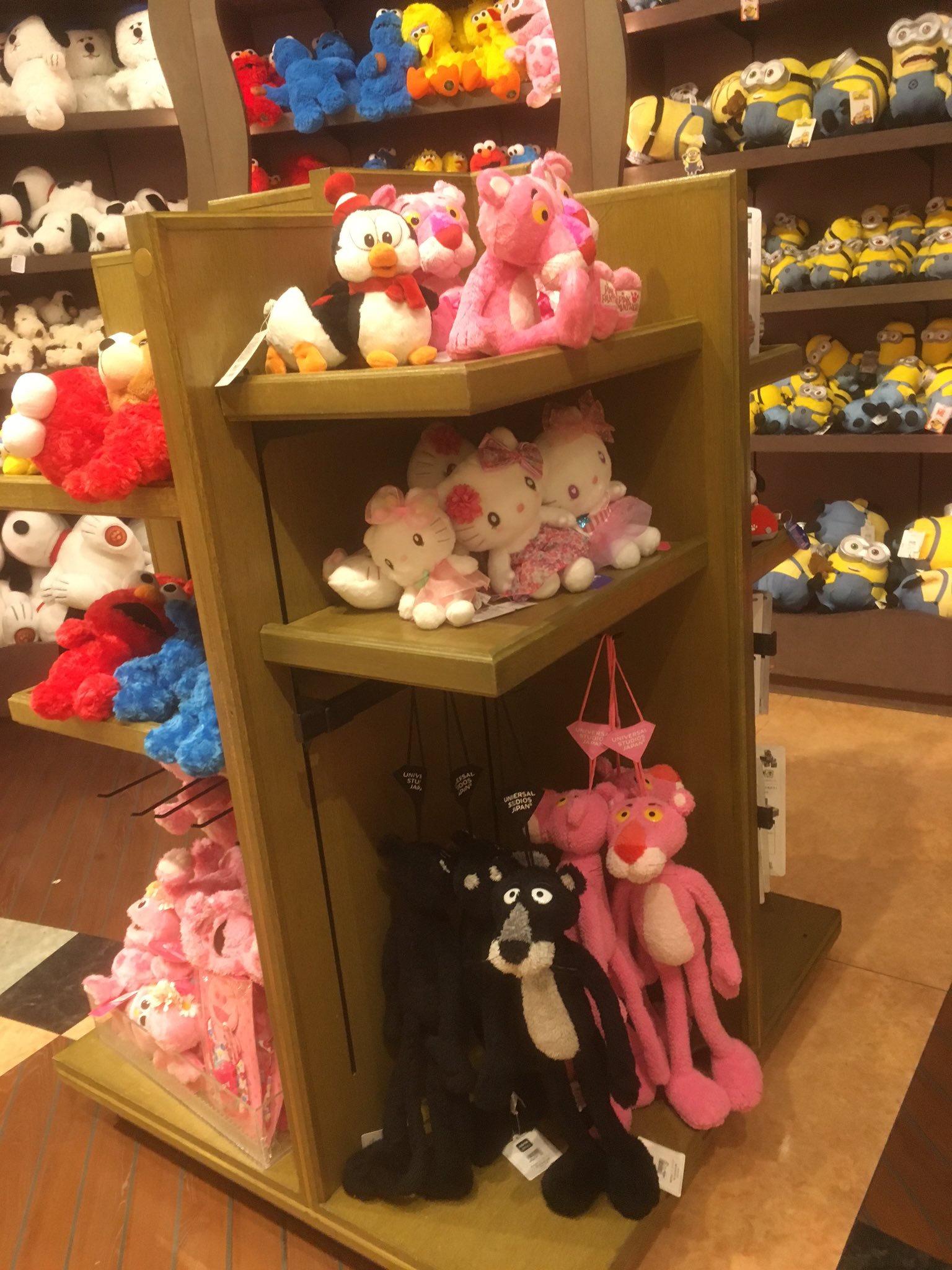 ｕｓｊのツボ Sur Twitter Usj ピンクパンサー ピンクパンサーショップが閉店して ピンクパンサーグッズはパーク入ってすぐの左右の大型店にあります しかし まとめてではなく バラバラにおいて 種類も少ないです T Co 7tvblod59w Twitter
