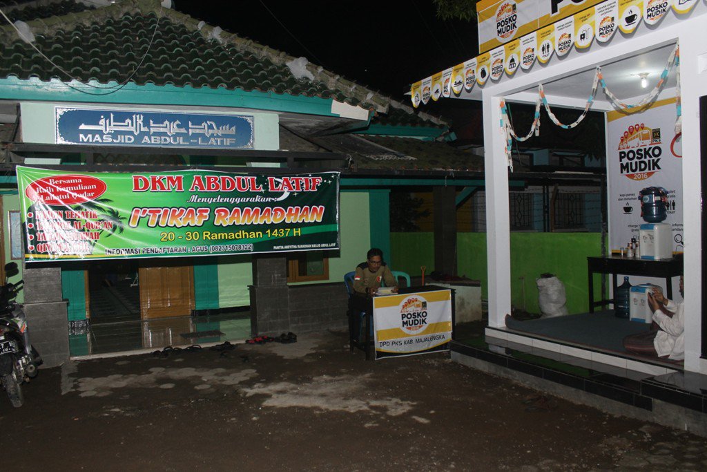 pksmjlk's tweet photo. untuk shalat, Posko @MudikPKS ini emang didepan Masjid Abdul latif banget, so pasti nyaman banget. cc @pksjabar https://t.co/pSl0gZZGC1