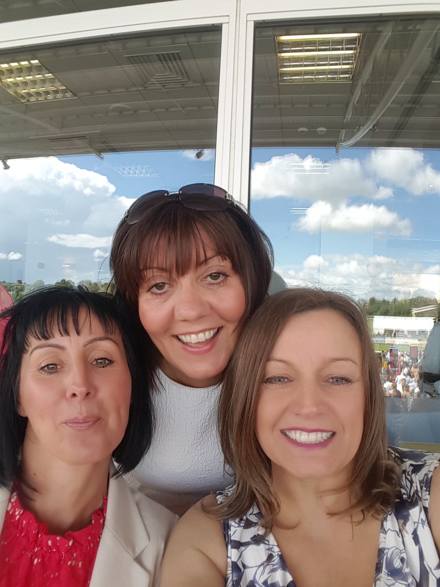 SHolman0925's tweet photo. @LeicesterRaces#ladiesday#enjoyingtheraces https://t.co/Fq65wbbPUv