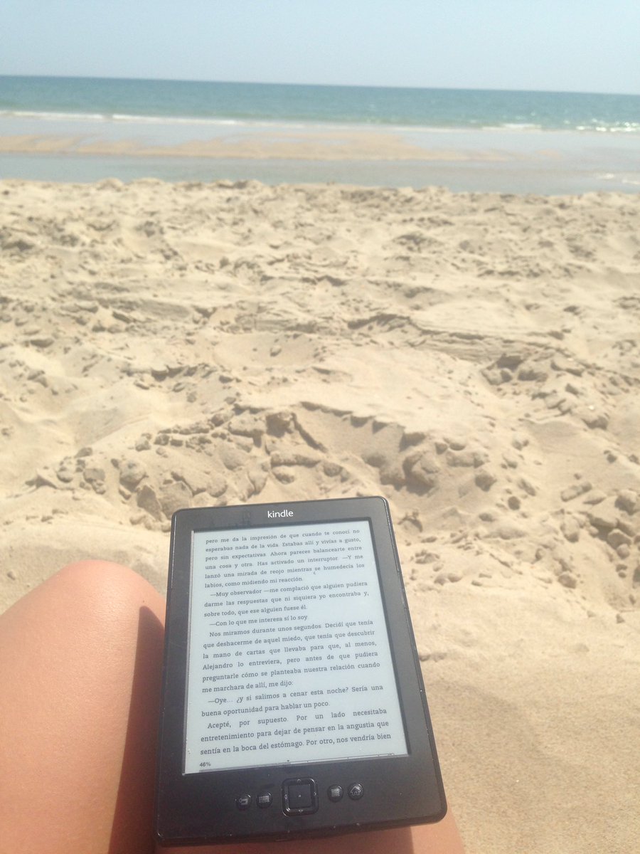 juliagg82's tweet photo. Sumergida por segunda vez en el libro de @Betacoqueta con el océano Atlántico de fondo #miisla #maggie #alejandro https://t.co/DCuPZXd85q
