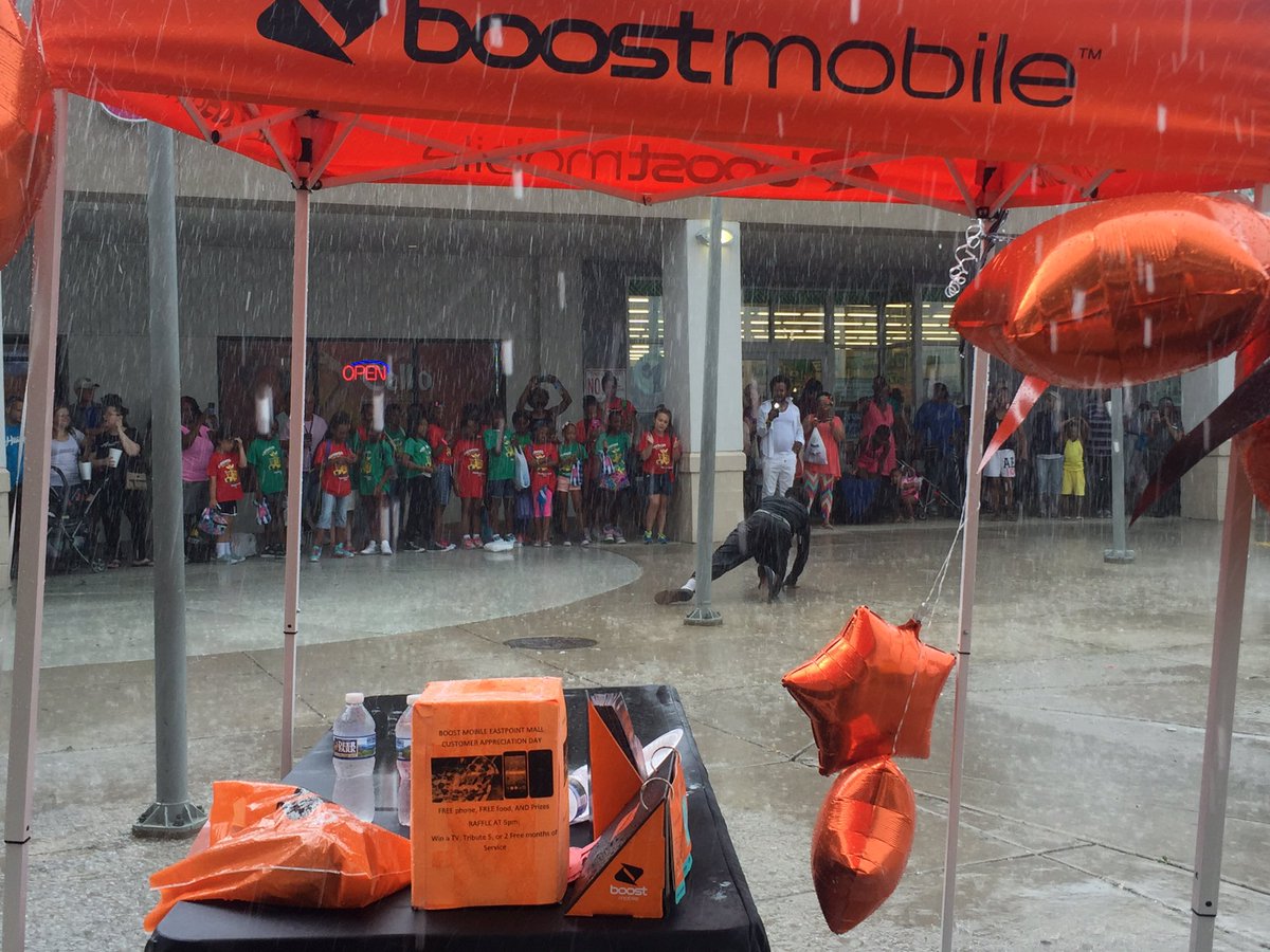 KTBmore_spg's tweet image. Mr. Wireless had their event in the rain @F_Bender @TjonesSprint @shawnatspg @TomTVIP #boosttakeover
