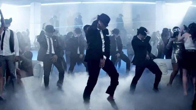 mellowblueberry's tweet photo. Chris was killing the choreography in a DAMN suit when will your FAVE!🔥#TUTM https://t.co/wlDlAZA0Ss