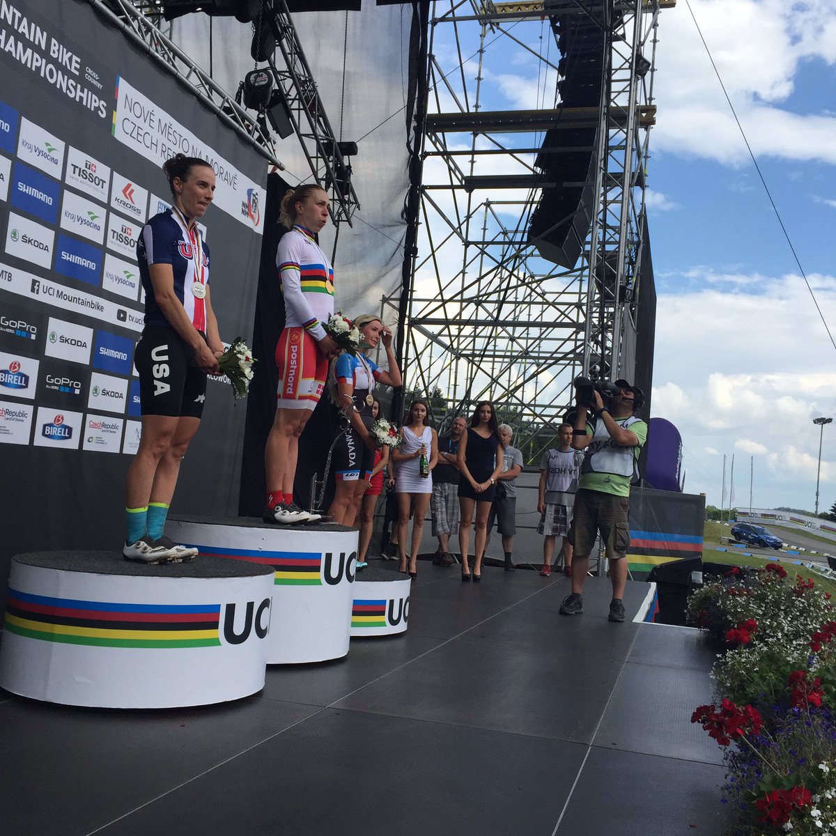 Women's XCO podium
🇩🇰 <a href="/AnnikaLangvad/">Annika Langvad</a> 
🇺🇸 <a href="/leadavisonbikes/">Lea Davison</a> 
🇨🇦 <a href="/emilybatty/">Emily Batty</a> 
#XCOWorlds