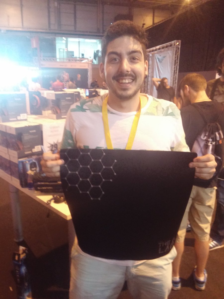 TheGLabES's tweet photo. Para celebrar el cumple de nuestro streamer @Thasselhof vamos a sortear 2 alfombrillas como esta entre todos los RT! https://t.co/FrFAe69t7u