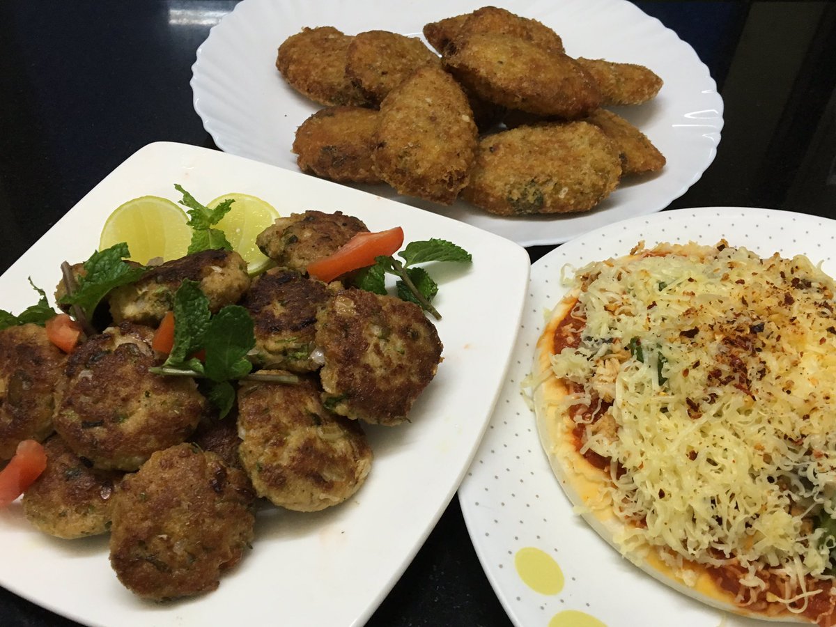 cookingfiesta1's tweet photo. Today's #iftaar spread looks like this.
#kheemakebabs #vegcutlets #pizza
#homemade #FoodFiesta #cookingfiesta1 https://t.co/OUTnm3Hf85