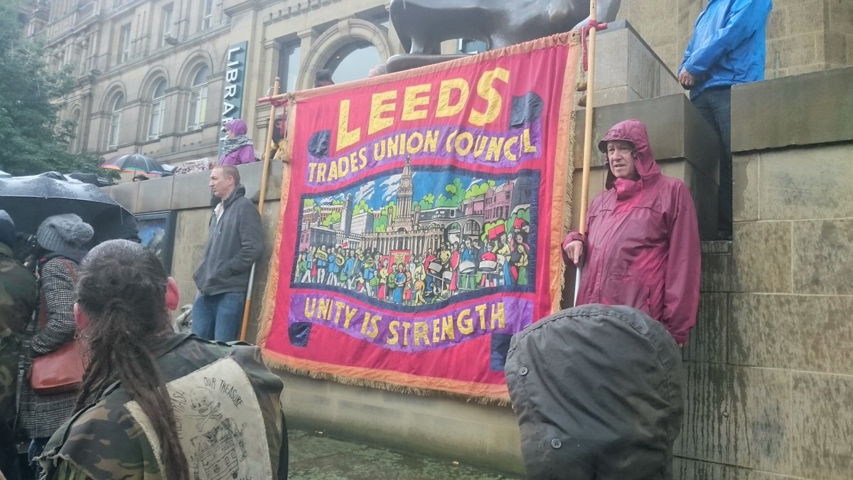 About 800 people at today's #KeepCorbyn demo in #Leeds despite terrible weather including <a href="/LeedsTUC/">Leeds Trades Council</a> &amp; <a href="/leedssp/">Leeds SP</a>