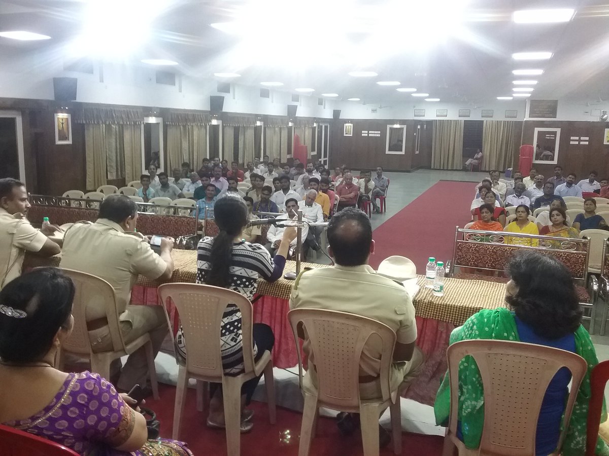 pratapnagar_p's tweet photo. DCP zone 1 madam addressing to police mitra. https://t.co/M2HPXTdjHf