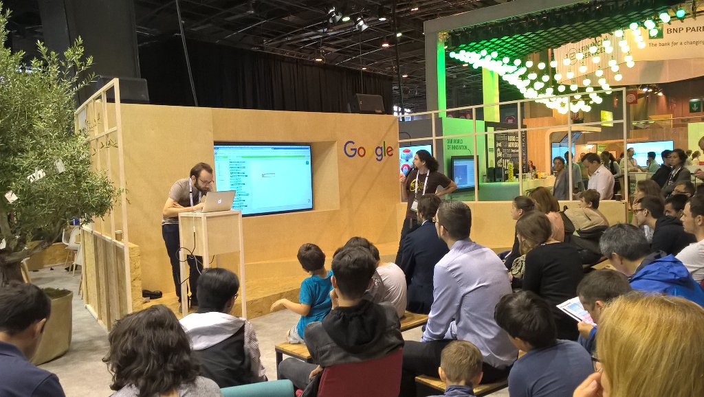 lrnt_chloe's tweet image. Aujourd'hui, les @VoyageursduCode étaient à #vivatech avec @GoogleEnFrance pour un #codinglive ! Merci à tous !