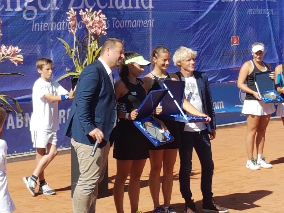Winnaressen damesdubbel <a href="/quirinelemoine/">Quirine Lemoine</a> en <a href="/EvaWacanno/">Eva Wacanno</a> #itf