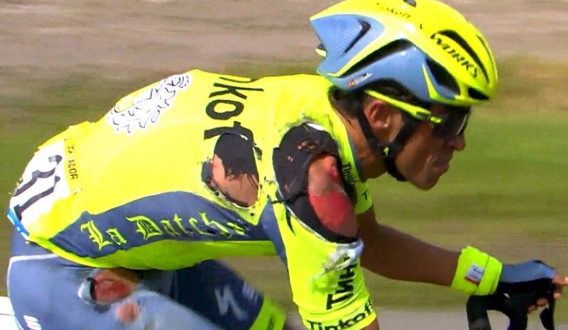Aaron_Bichillo's tweet photo. @albertocontador sufre una caída en la primera etapa del #TDF2016  https://t.co/CnKagzEX65 https://t.co/YjcisJpDGt