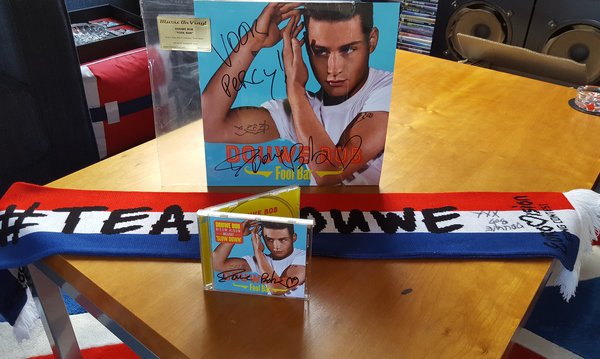 djpully's tweet photo. Super bedankt @douwe_bob voor het signeren van mijn elpee, CD, en sjaal vanmiddag in #bergenopzoom #dewaterput https://t.co/4J03iOxVfv