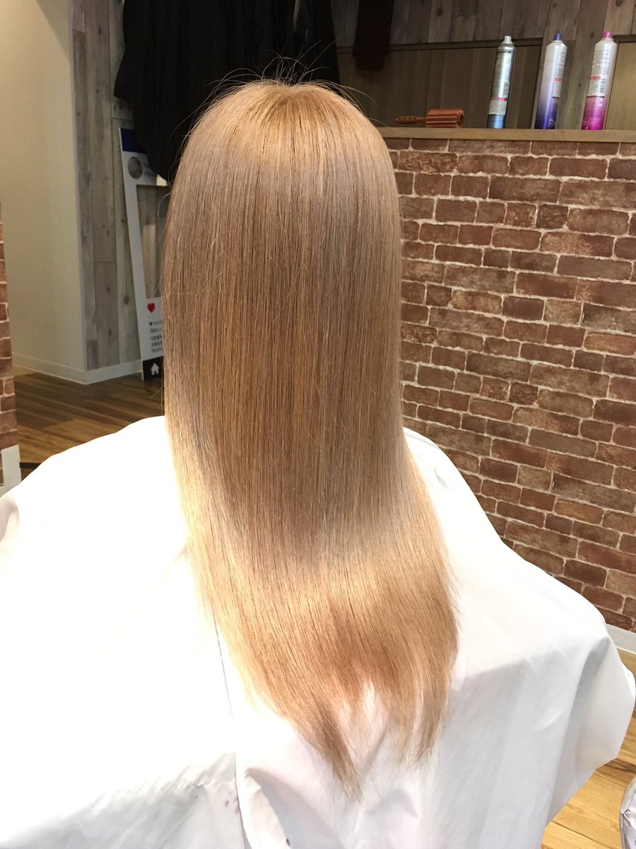Uzivatel 池邊 伯馬 Na Twitteru ゴールドベージュミルクティー グラデからブリーチして1色にしました 髪やりたい方サロンモデル随時募集しています 少し安くできますよ Dmかline下さい カラー 渋谷 ミルクティー アッシュ ベージュ