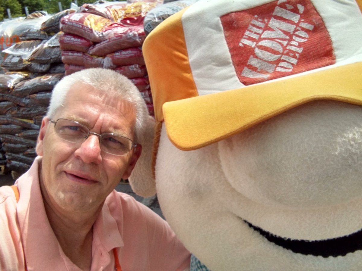 soberandfree92's tweet photo. Hanging with Homer in the mulch pit https://t.co/F1gVomyeK6