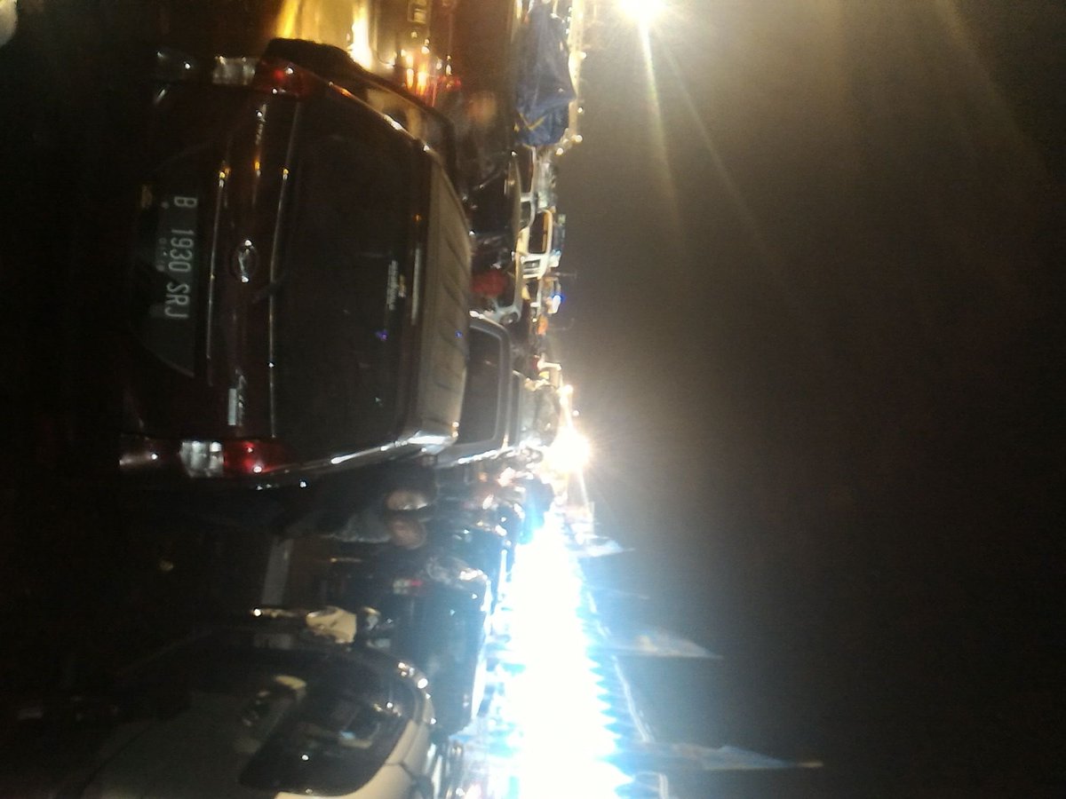 Dika290994's tweet photo. Situasi merak antri kapal https://t.co/gondtWblJc