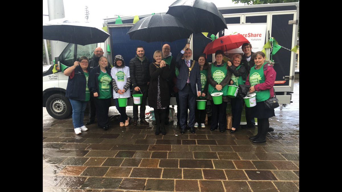 scousestevied's tweet image. Day 2 of the Bradford happy town collection in poor weather #everycanhelp @shirl200 @FareShareYorks @FareShareUK